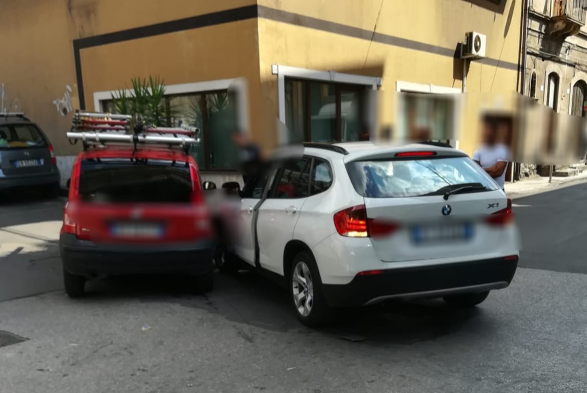 PATERNO': INCIDENTE IN VIA CANONICO RENNA