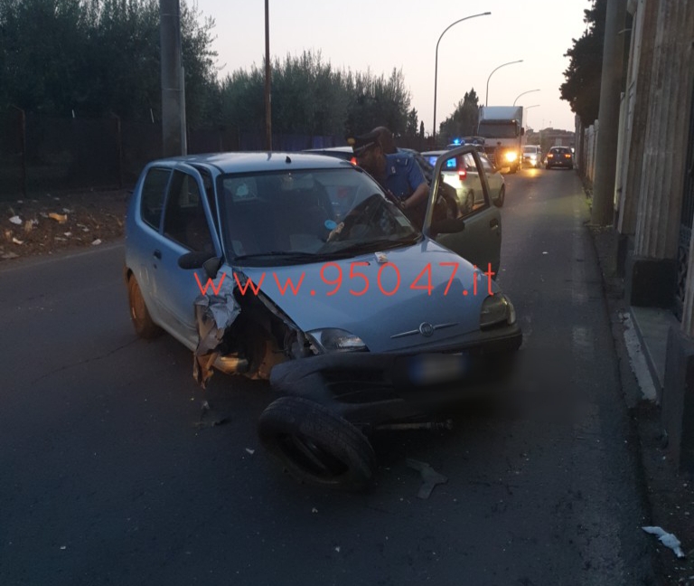 MOTTA SANT'ANASTASIA: AUTO CONTRO MURO, UN FERITO
