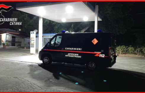 PATERNÒ, LASCIA RESIDUATO BELLICO AL DISTRIBUTORE DI BENZINA E ANNUNCIA L'ESPLOSIONE