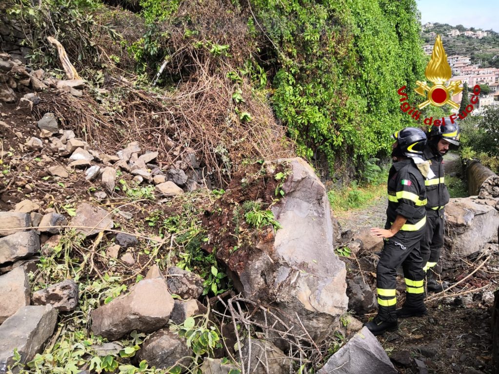 MALTEMPO, CROLLI NELLA TIMPA DI ACIREALE, EVACUATE DIECI PERSONE