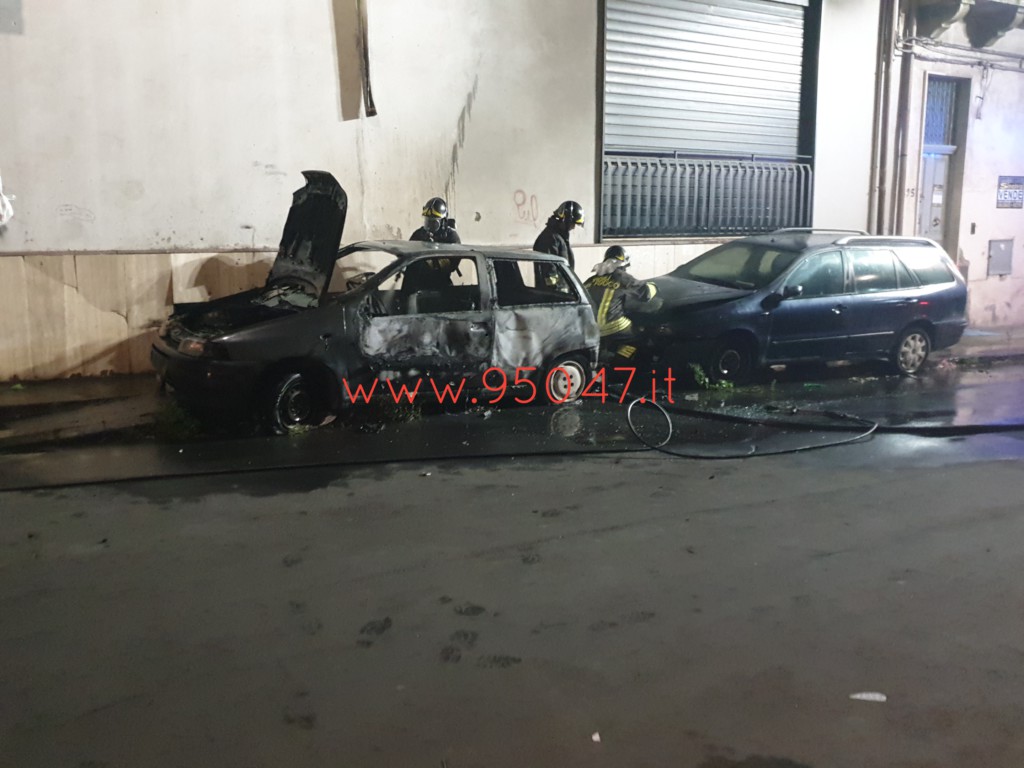 PATERNÒ AUTO IN FIAMME NELLA NOTTE, L’INCENDIO SI È ESTESO ANCHE ALL’AUTO VICINA