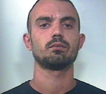 CALTAGIRONE, SORPRESI A SPACCIARE DROGA IN CENTRO: ARRESTATI