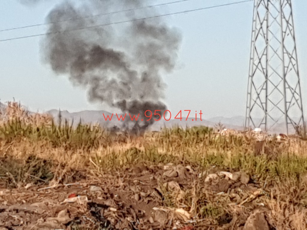 PATERNÒ: AMPIO INCENDIO DI STERPAGLIE A GIACONIA