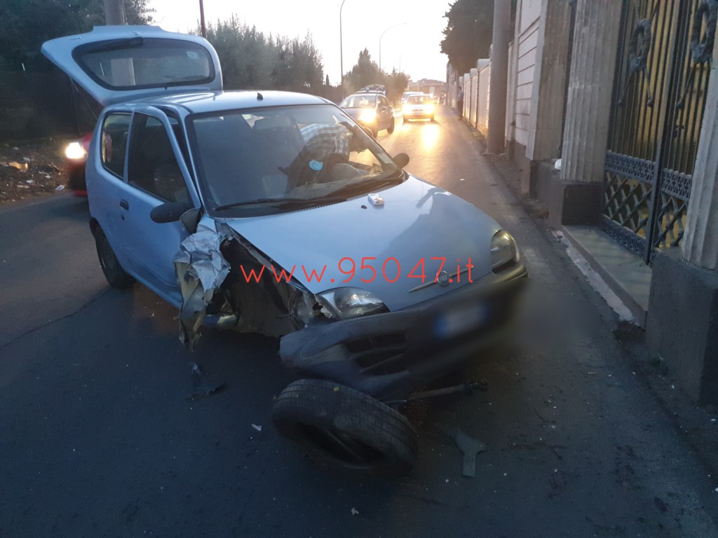 MOTTA SANT'ANASTASIA: AUTO CONTRO MURO, UN FERITO