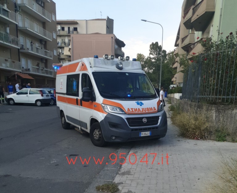 PATERNO': CADE IN CASA E NON RIESCE AD ALZARSI, SOCCORSA DAI VIGILI DEL FUOCO