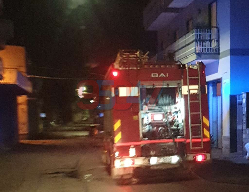 PATERNO': FIAMME NELLA NOTTE IN UN CORTILE, INTERVENTO DEI VVFF