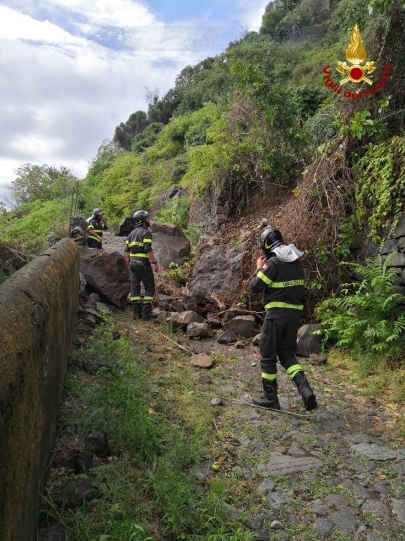 MALTEMPO, CROLLI NELLA TIMPA DI ACIREALE, EVACUATE DIECI PERSONE