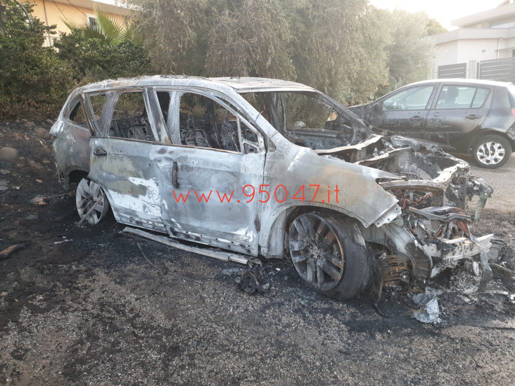 INCENDIO A MOTTA SANT'ANASTASIA: 5 AUTO BRUCIATE NELLA NOTTE, INDAGINI PER DETERMINARE LE CAUSE