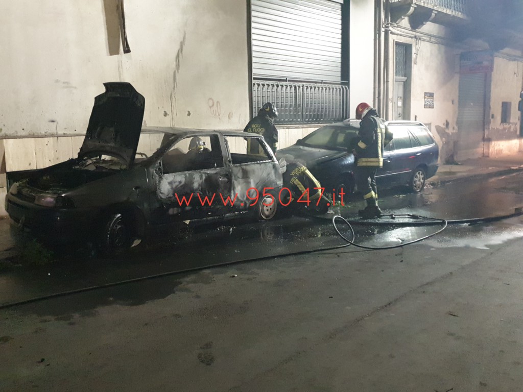 PATERNÒ AUTO IN FIAMME NELLA NOTTE, L’INCENDIO SI È ESTESO ANCHE ALL’AUTO VICINA