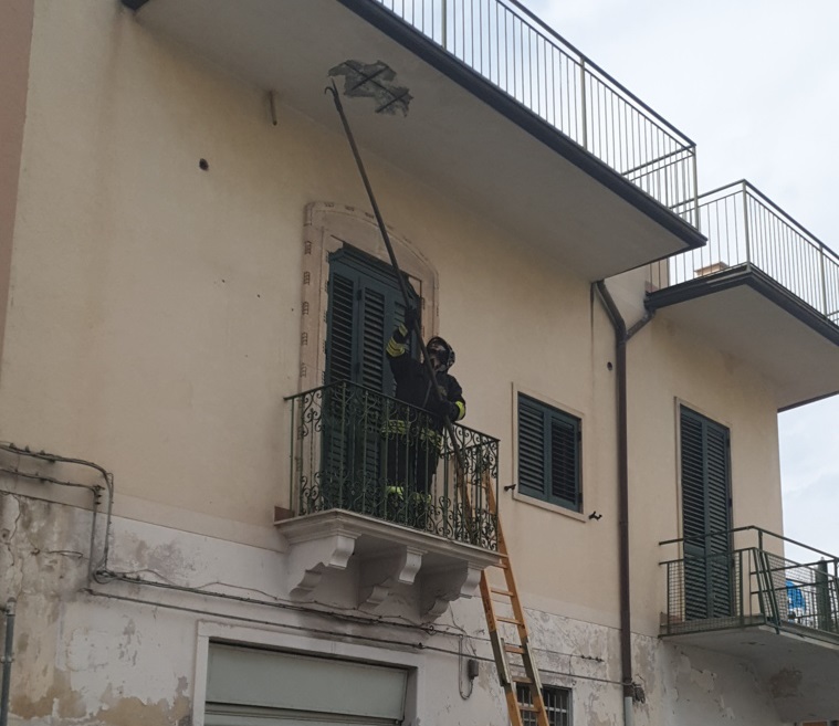 PATERNÒ: VIA MILAZZO, CADUTA CALCINACCI VIGILI DEL FUOCO IN AZIONE