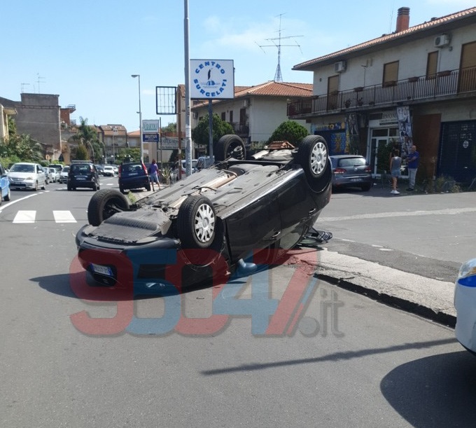 SAN GIOVANNI LA PUNTA: AUTO SI RIBALTA, CONDUCENTE FERITO
