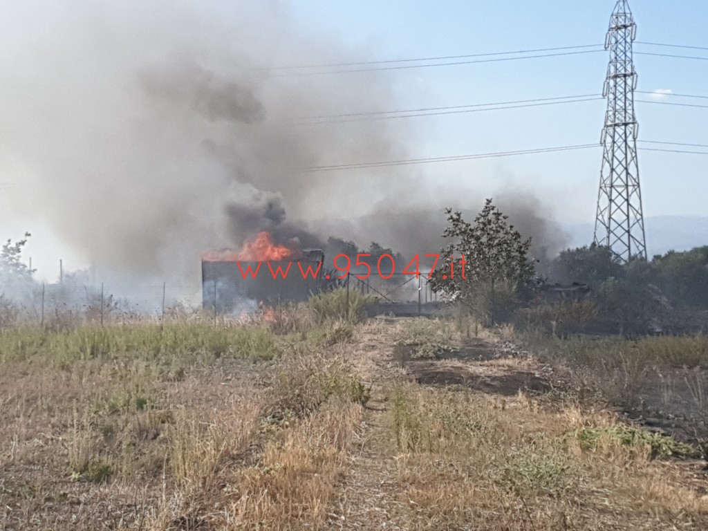 PATERNÒ: AMPIO INCENDIO DI STERPAGLIE A GIACONIA
