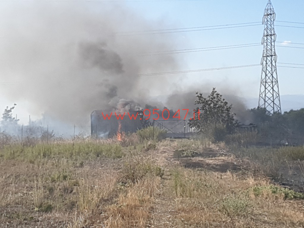 PATERNÒ: AMPIO INCENDIO DI STERPAGLIE A GIACONIA