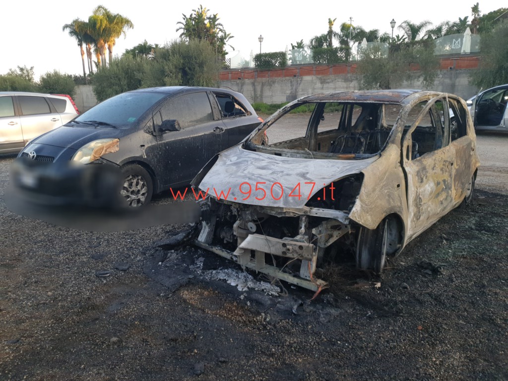 INCENDIO A MOTTA SANT'ANASTASIA: 5 AUTO BRUCIATE NELLA NOTTE, INDAGINI PER DETERMINARE LE CAUSE