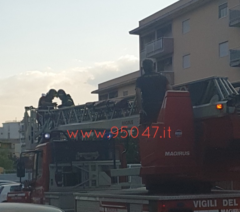 PATERNO': CADE IN CASA E NON RIESCE AD ALZARSI, SOCCORSA DAI VIGILI DEL FUOCO