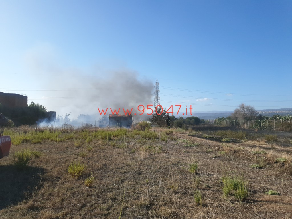 PATERNÒ: AMPIO INCENDIO DI STERPAGLIE A GIACONIA