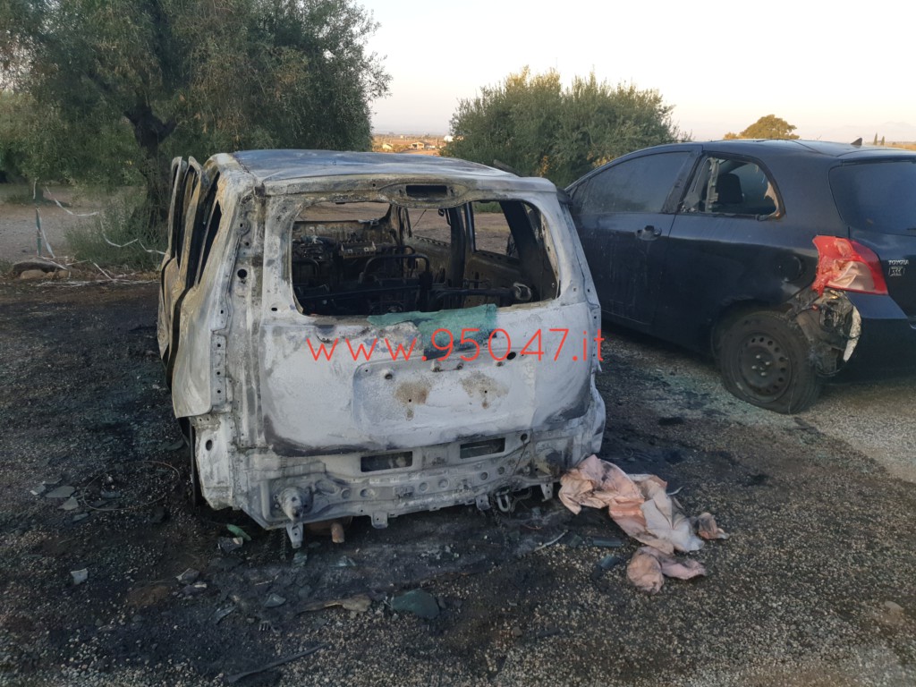 SETTE AUTO INCENDIATE NELLA NOTTE TRA PATERNO' E MOTTA SANT'ANASTASIA - LE FOTO