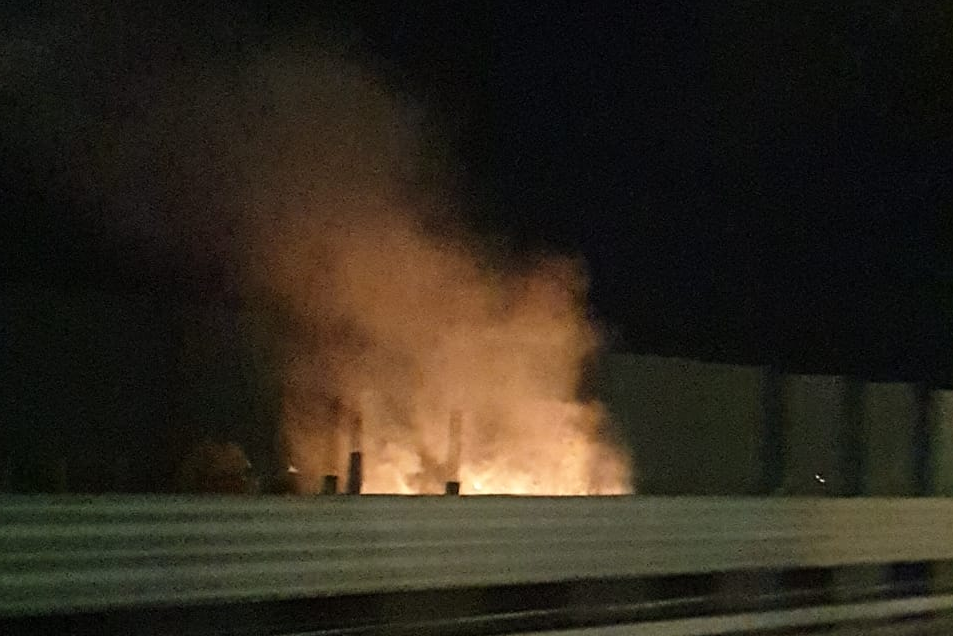 INCENDIO STERPAGLIE A RIDOSSO DELLA SUPERSTRADA 121