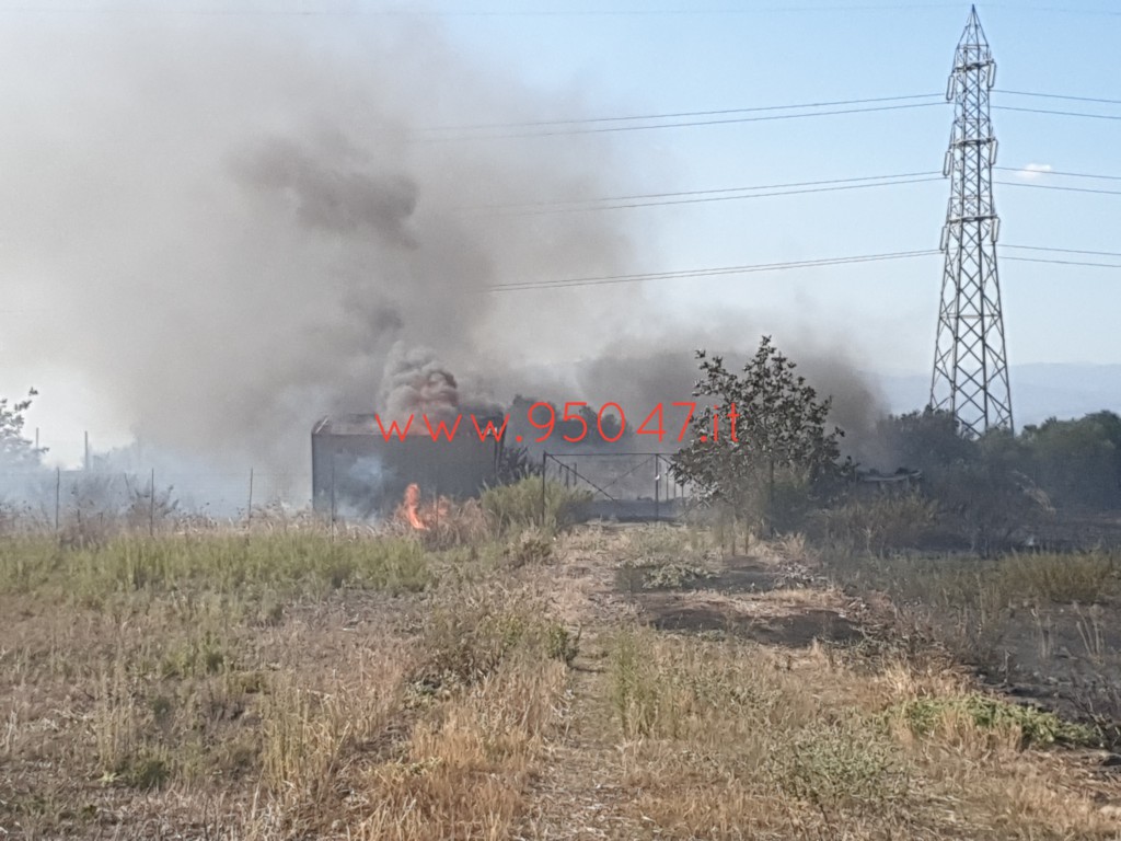 PATERNÒ: AMPIO INCENDIO DI STERPAGLIE A GIACONIA