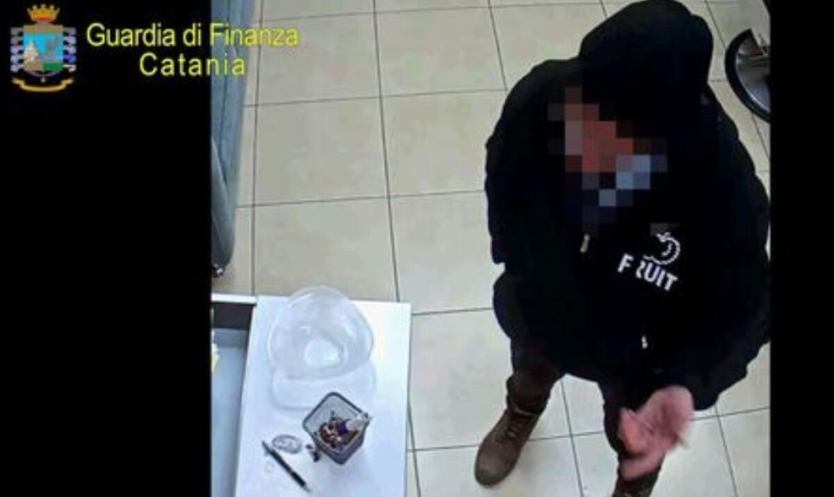 CATANIA, CHIEDEVANO INTERESSI FINO AL DUEMILA PER CENTO: ARRESTATI DUE USURAI - 