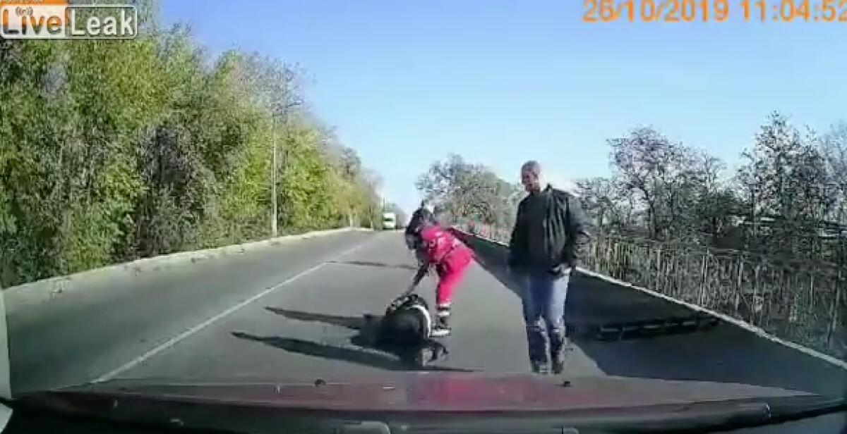 UCRAINA: AMBULANZA PERDE PAZIENTE PER STRADA MENTRE CORRE IN OSPEDALE - 