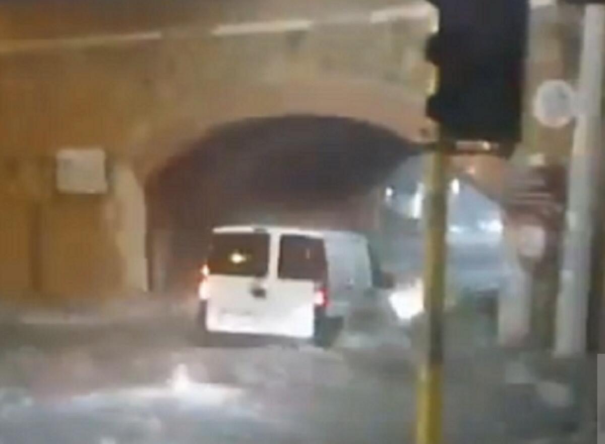 ALLERTA ROSSA METEO, FORTI TEMPORALI SCUOLE CHIUSE E C'È UN DISPERSO - 