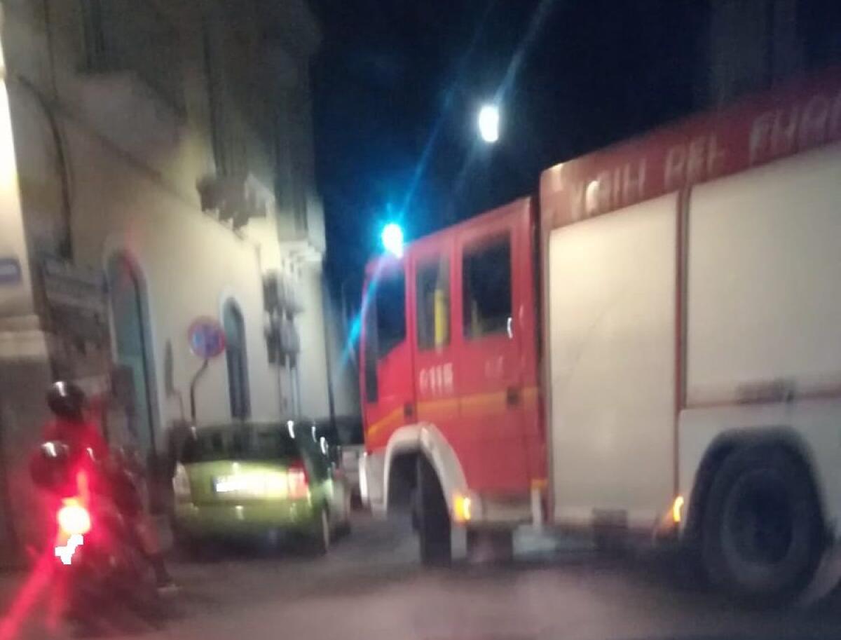 PATERNÒ, CAMION VIGILI DEL FUOCO BLOCCATO DA AUTO IN DIVIETO DI SOSTA - 