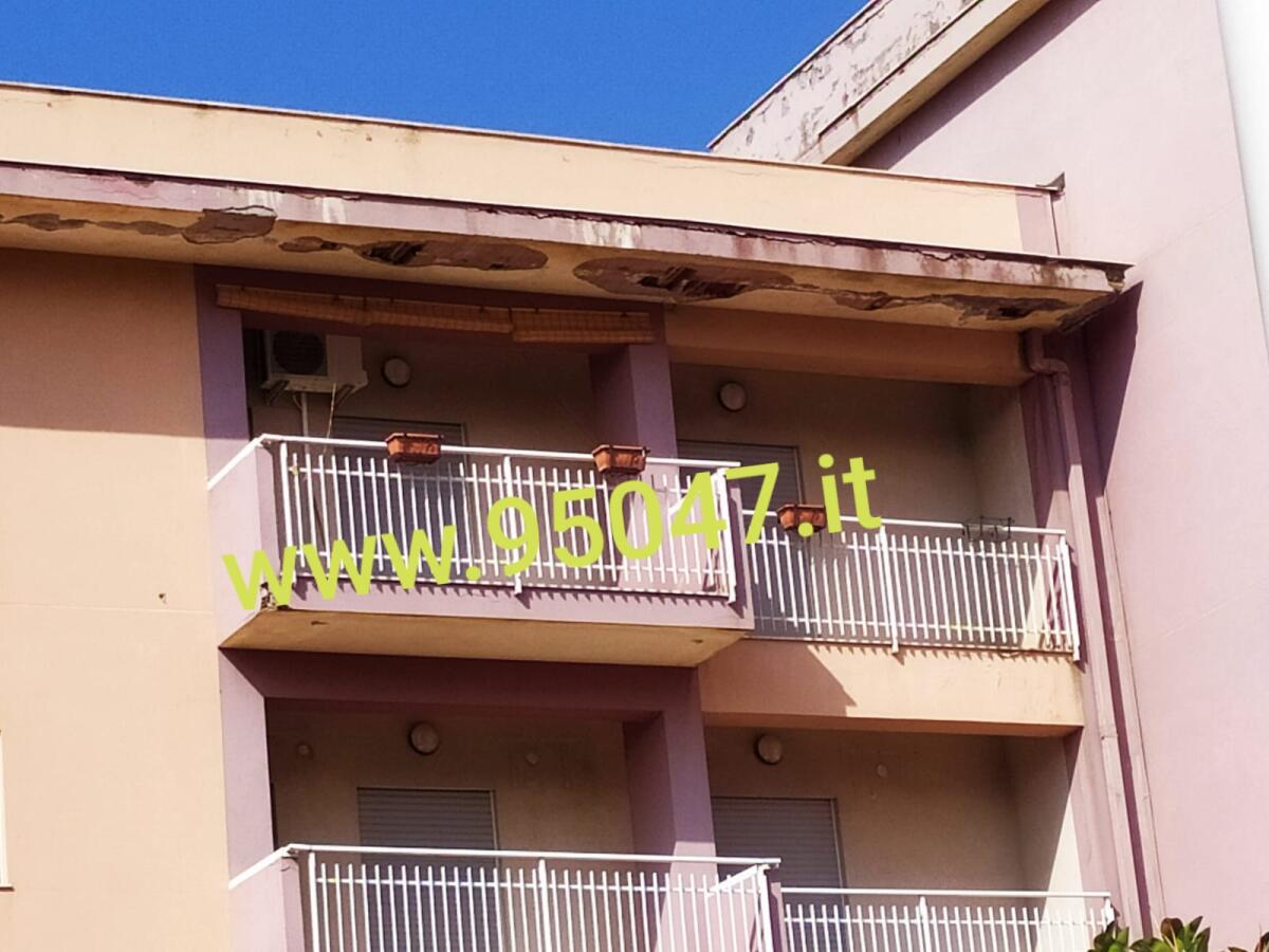 PATERNÒ: VIALE DELLE ROSE, CADUTA CALCINACCI VIGILI DEL FUOCO IN AZIONE - 