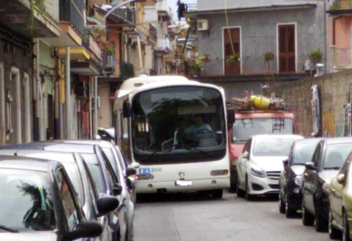 PATERNÒ: BUS BLOCCATO DA PARCHEGGIO SELVAGGIO - 