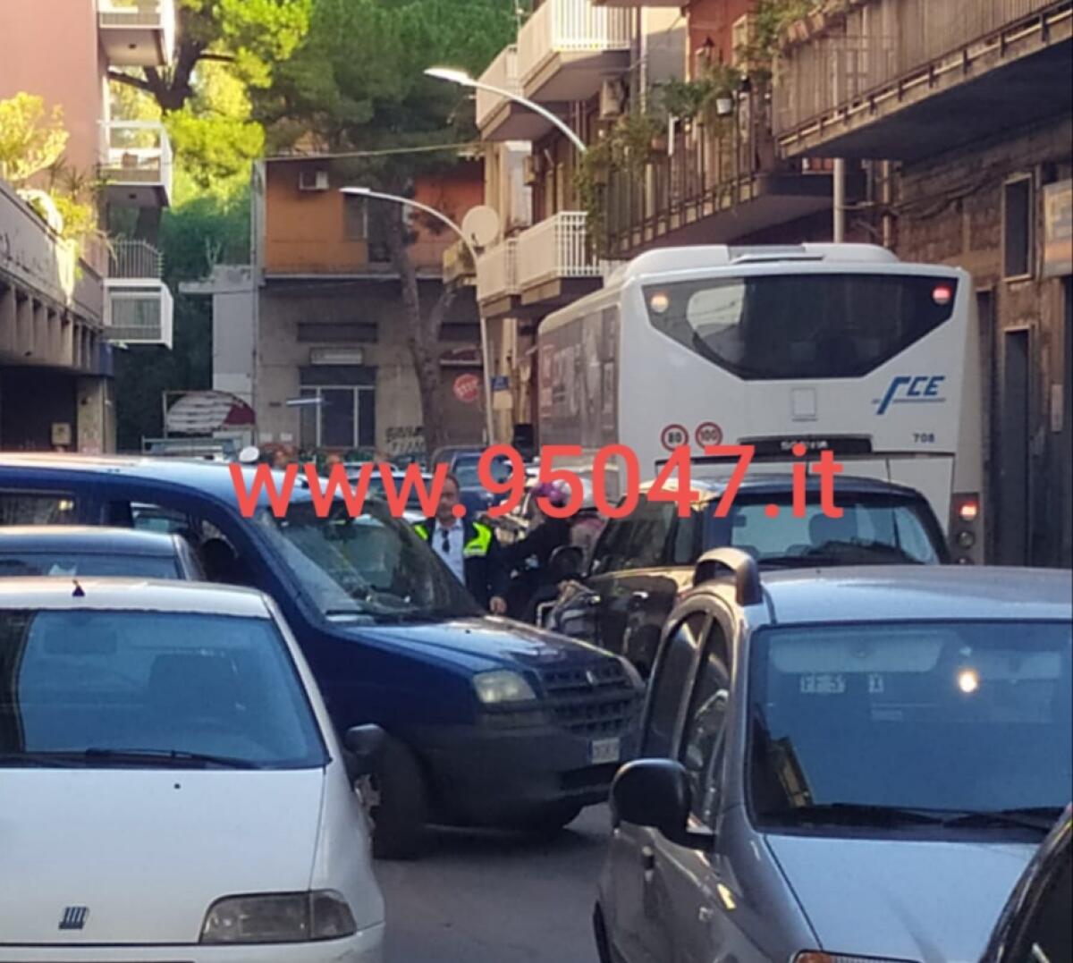 PATERNO': AUTO GUASTA IN VIA RIZZO, CAOS TRAFFICO - 