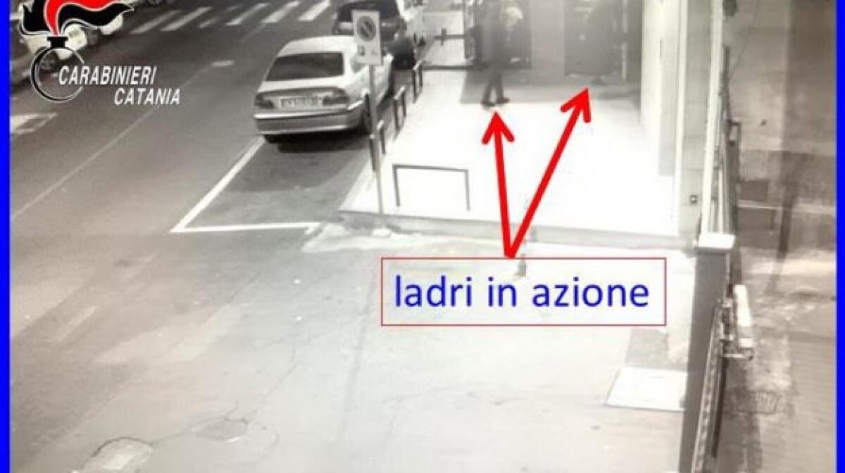 GRAVINA DI CATANIA, SACCHEGGIANO IL "PUNTO ENEL" DI VIA GRAMSCI: ARRESTATI - 