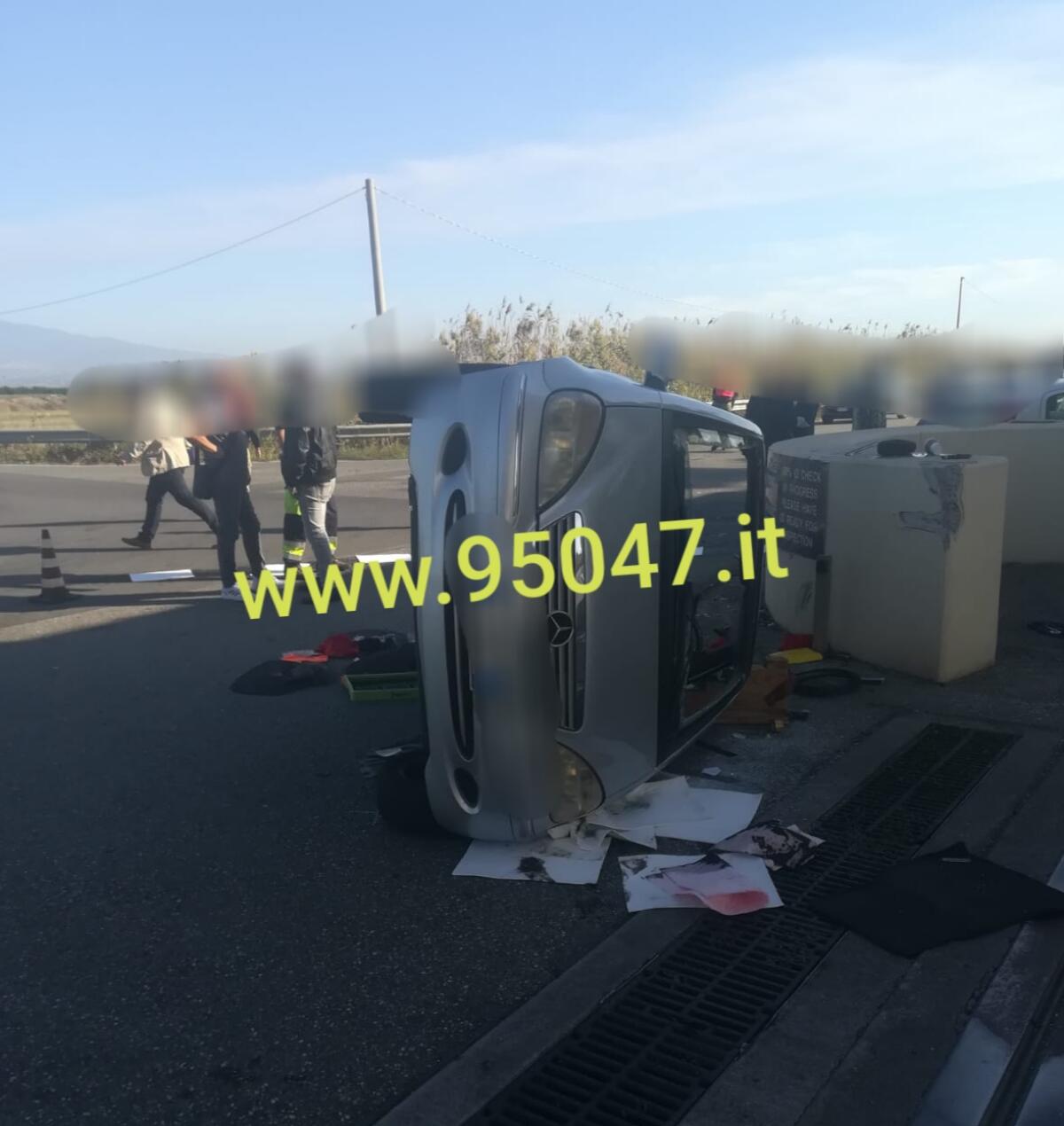 DUE AUTO SI SCONTRANO NEI PRESSI DELLA BASE DI SIGONELLA, UNA SI RIBALTA SU UN LATO - 