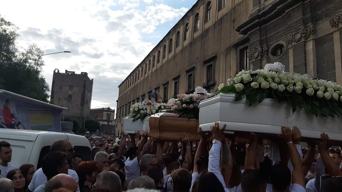 ADRANO: IN MILLE PER I FUNERALI DEI 4 GIOVANI  AUTISTA DELL'AUTO SORVEGLIATO DOPO LE MINACCE - 