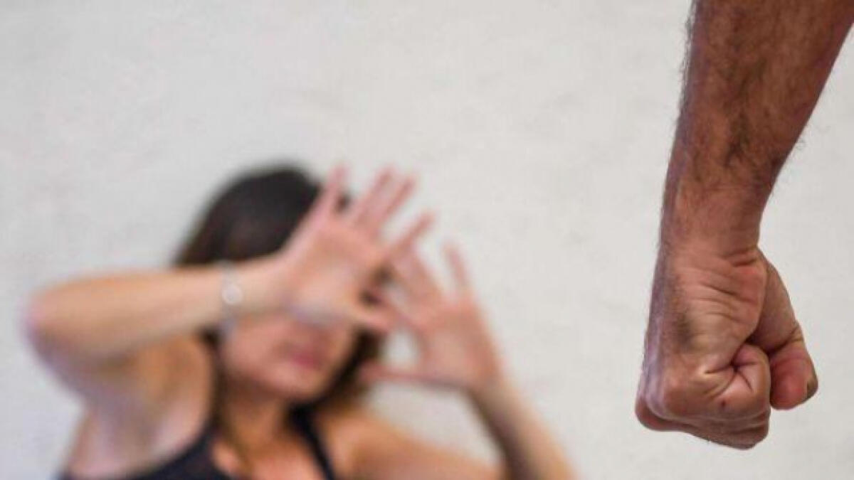 PATERNO': “CON DUE FIGLI VAI AL BAR CON I MASCHI?” ARRESTATO MARITO-PADRONE - 