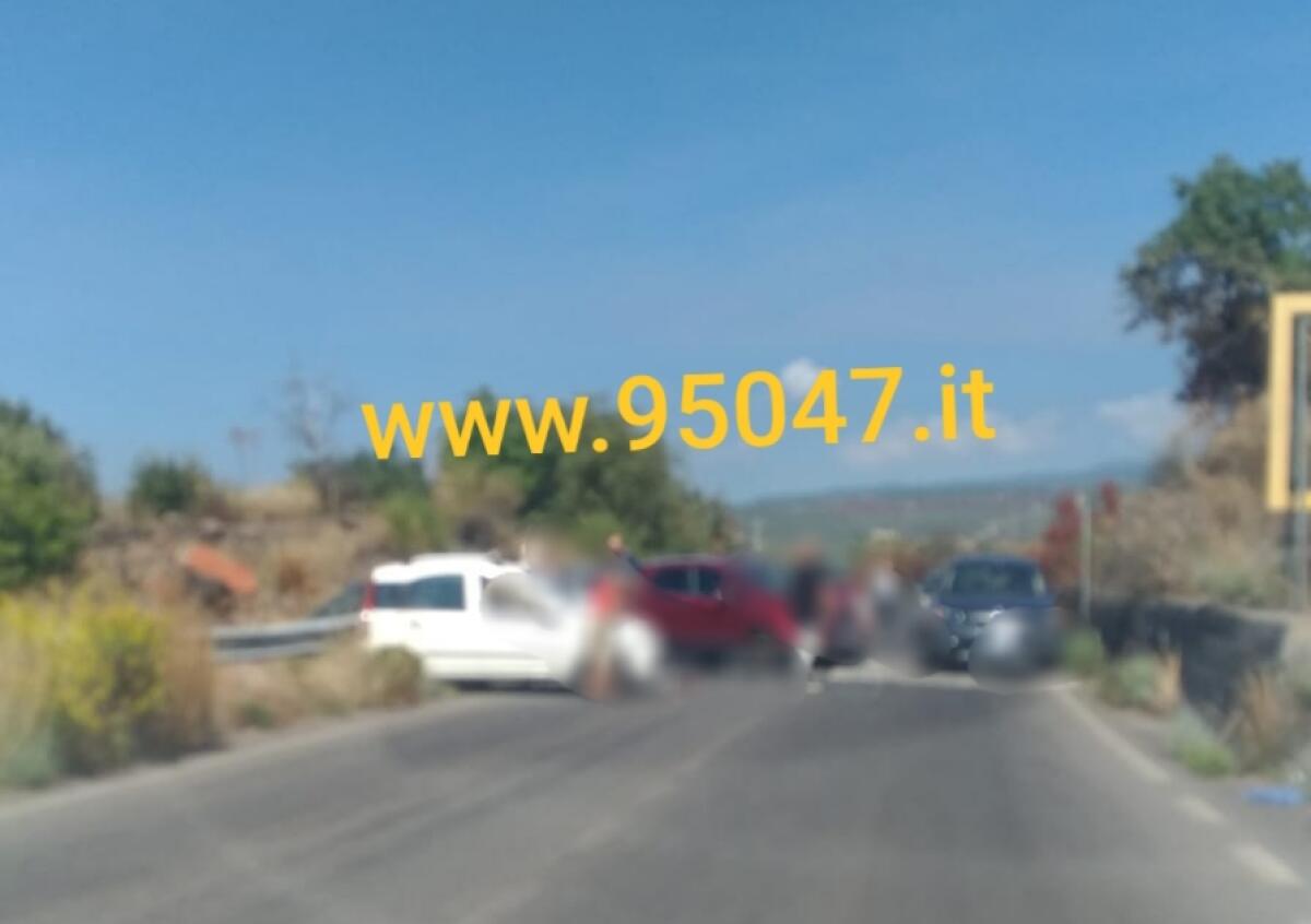 PATERNO': IMPATTO VIOLENTO IN VIA MONGIBELLO - 