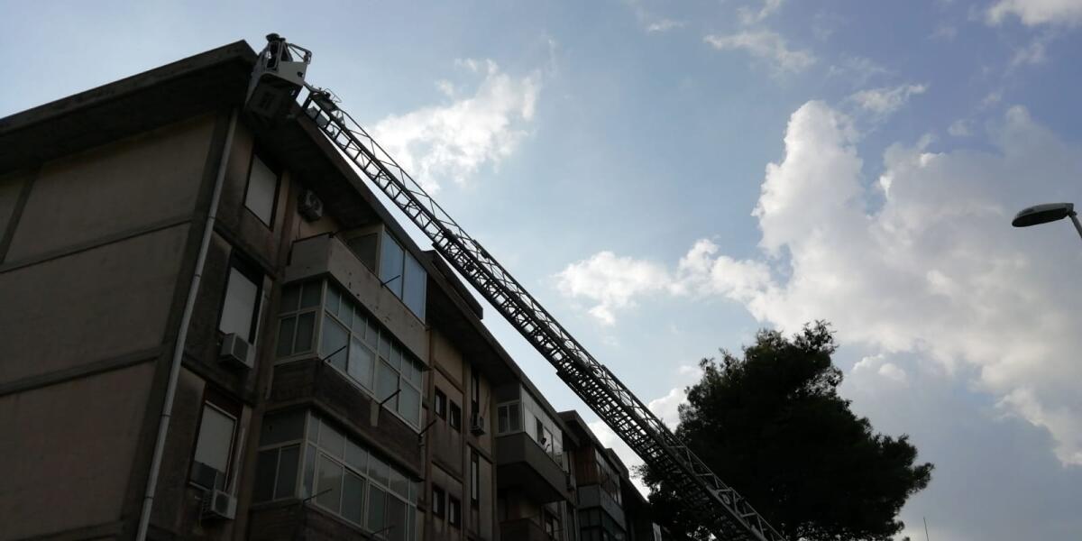 SAN GIOVANNI GALERMO:  INTERVENTO DEI VIGILI DEL FUOCO PER CADUTA CALCINACCI DA UN PALAZZO - 