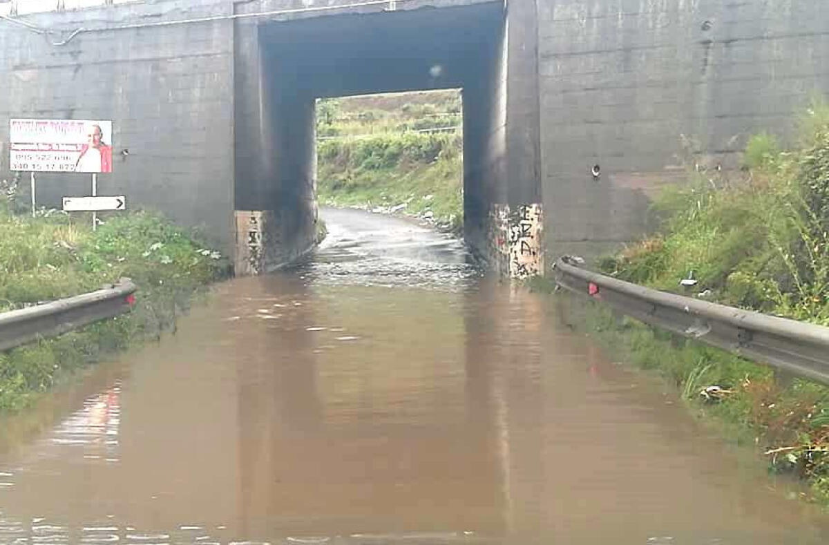 MALTEMPO, INTERVENTI DEI VIGILI DEL FUOCO: SOCCORSA PERSONA A PIANO TAVOLA - 