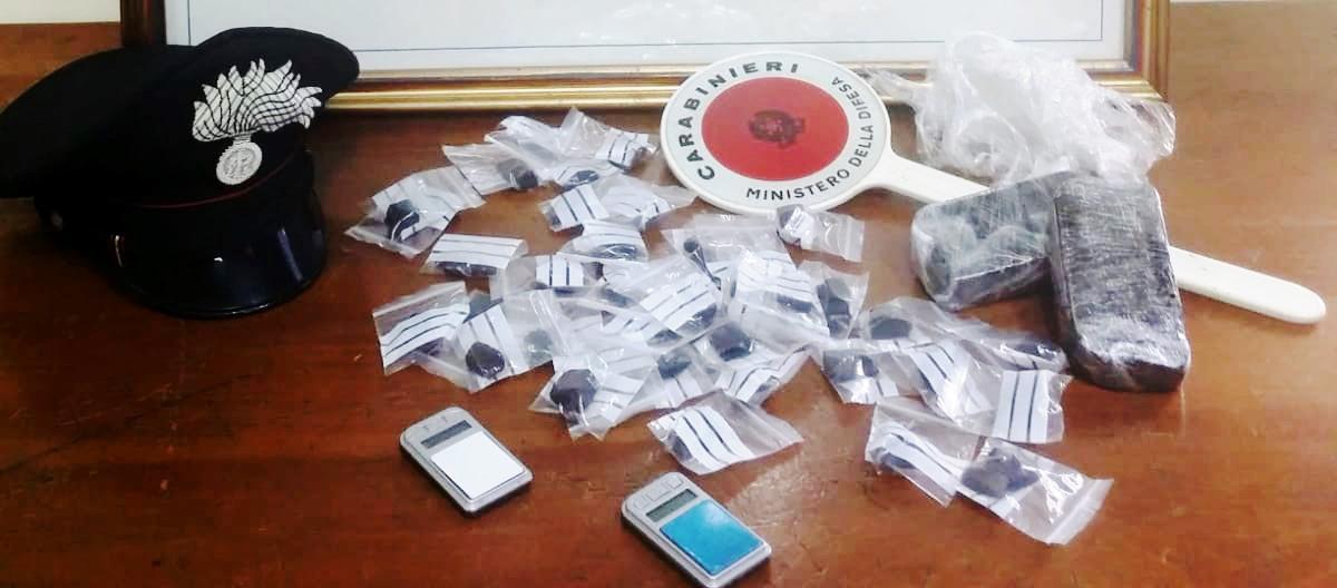 RIPOSTO: “JECHY” FIUTA L’HASHISH IN CAMERA DA LETTO: GIOVANE PUSHER IN MANETTE - 