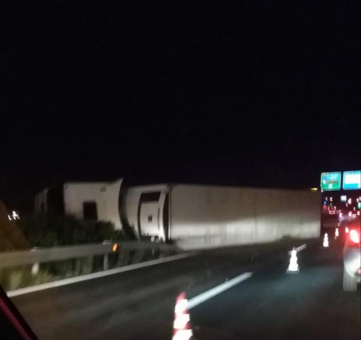 TIR SI RIBALTA IN TANGENZIALE - 