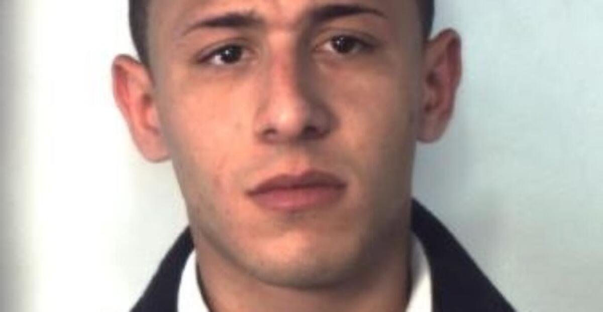 CATANIA, SORPRESO IN UN GARAGE MENTRE SMONTA LA MACCHINA APPENA RUBATA - 