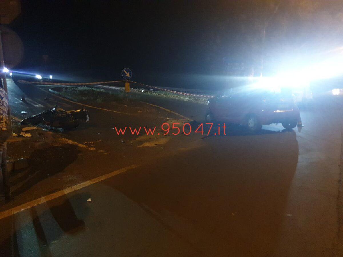 SANTA MARIA DI LICODIA: VIOLENTO SCONTRO AUTO MOTO, FERITA UNA RAGAZZA - 