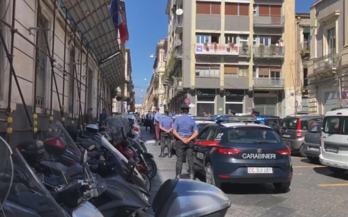 IL CORDOGLIO DELL'ARMA DEI CARABINIERI DI CATANIA ALLA POLIZIA DI STATO PER L'UCCISIONE DEI DUE AGENTI DI P.S. A TRIESTE - 
