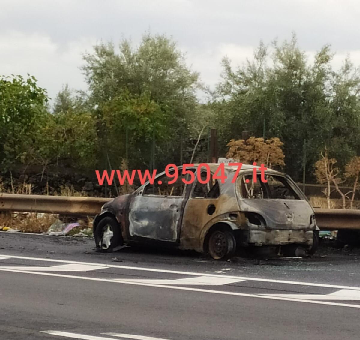 AUTO IN FIAMME NELLA NOTTE SULLA SS284 - 