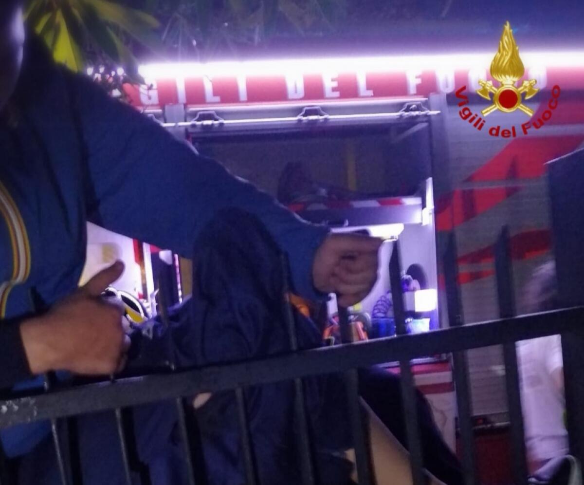 ACI CASTELLO: GIOVANE RIMASTO INFILZATO AD UNA GAMBA MENTRE TENTA DI SCAVALCARE UN CANCELLO, INTERVENTO DEI VVFF - 