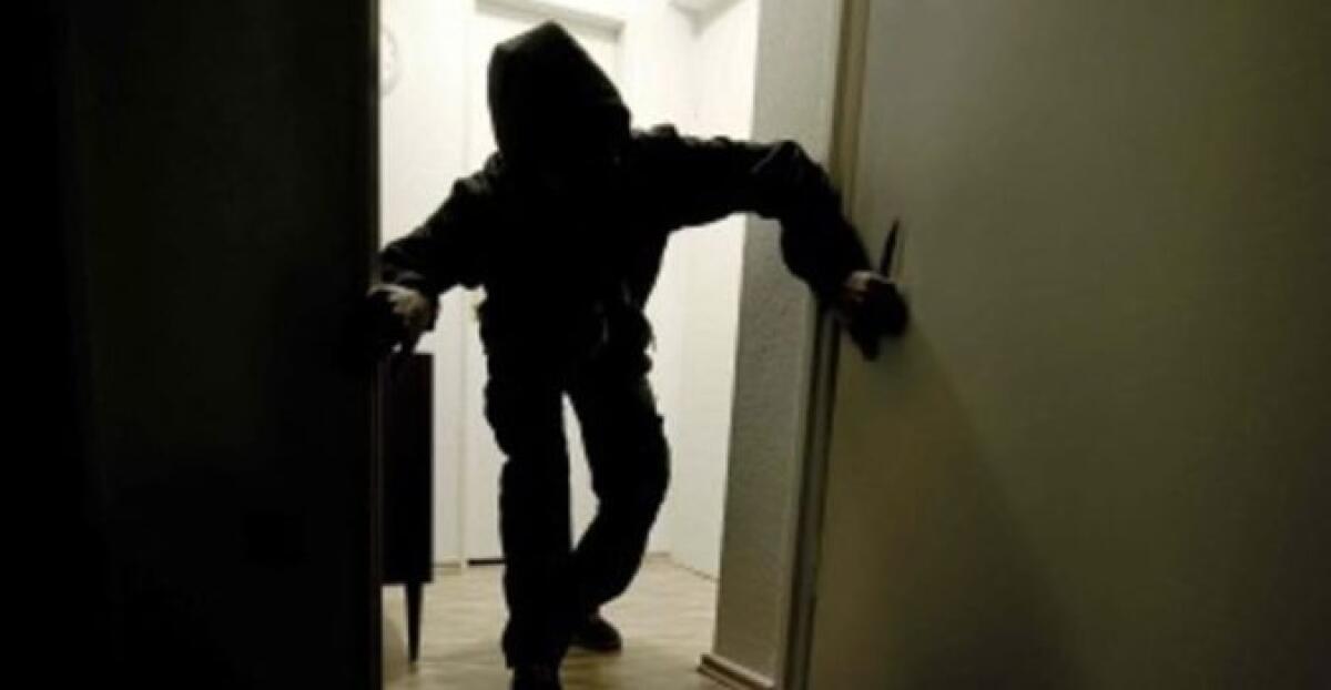 CATANIA, ENTRANO IN CASA DEL VICINO PER RUBARE: UNO CADE DAL BALCONE NELLA FUGA. ARRESTATI - 