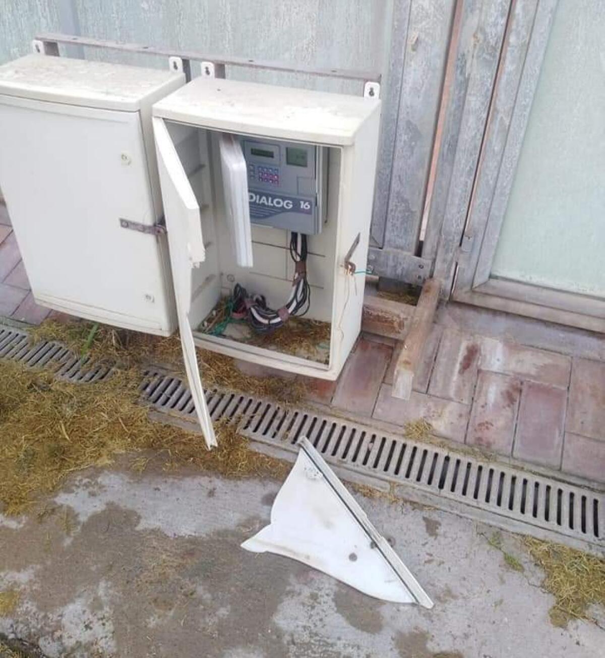 PATERNÒ: VANDALI DANNEGGIANO CABINA E CENTRALINA ELETTRICA DELLO STADIO - 