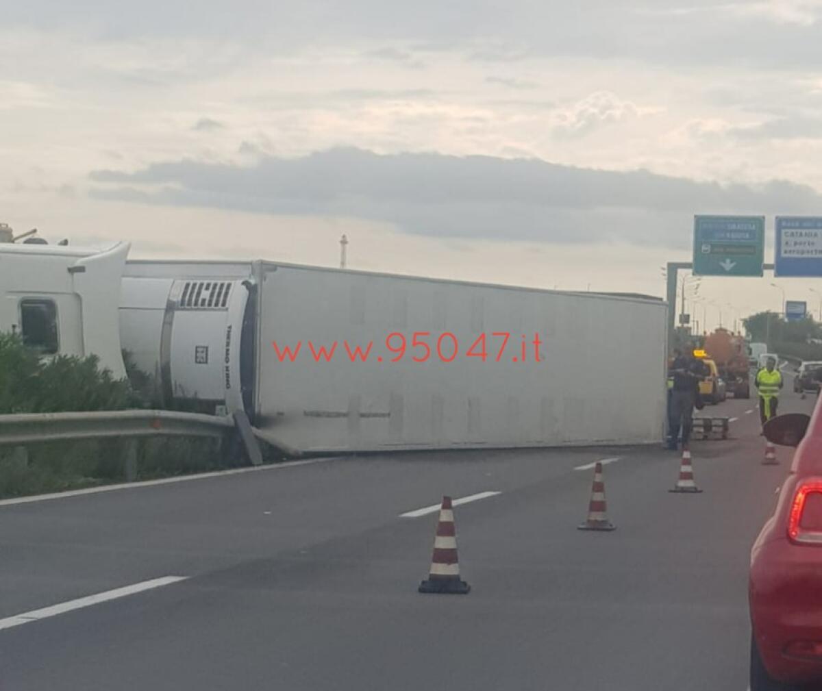 CAMION RIBALTATO IN TANGENZIALE: RIPRISTINATA LA CIRCOLAZIONE - 