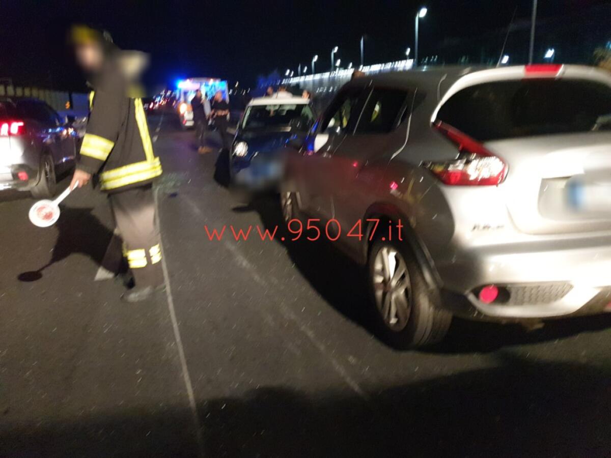 INCIDENTE NEI PRESSI CENTRO COMMERCIALE, AUTO SI RIBALTA SU UN LATO - 