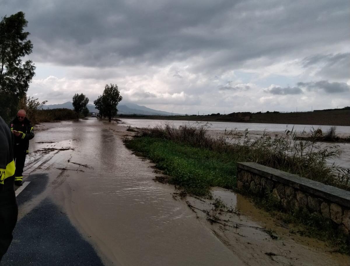 TRACIMA IL FIUME SULLA SS288, AUTO SOMMERSE - 