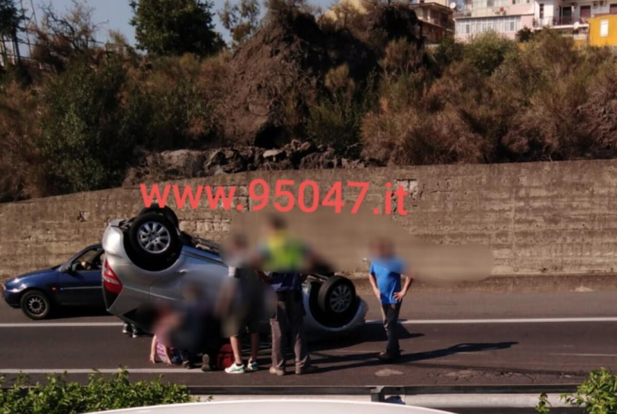 GRAVE INCIDENTE SULLA TANGENZIALE, AUTO SI RIBALTA - 